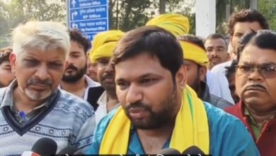 कटनी में भाजपा विधायक संजय पाठक के खिलाफ आदिवासी जमीन घोटाले को लेकर बड़ा आंदोलन हुआ। युवा कांग्रेस समिति के प्रदेश सचिव दिव्यांशु मिश्रा के नेतृत्व में सैकड़ों की संख्या में आदिवासी समाज के लोग कलेक्टर कार्यालय के बाहर एकत्रित हुए और ज्ञापन सौंपा। इस दौरान कलेक्टर कार्यालय परिसर पुलिस छावनी में तब्दील रहा और सुरक्षा के कड़े इंतजाम किए गए थे। दिव्यांशु मिश्रा ने प्रशासन को आड़े हाथों लेते हुए कहा कि चार महीने पूर्व भी उन्होंने इस संबंध में अपने बयान दर्ज कराए थे और कलेक्टर से शिकायत की थी, लेकिन अभी तक कोई ठोस कार्रवाई नहीं हुई है।